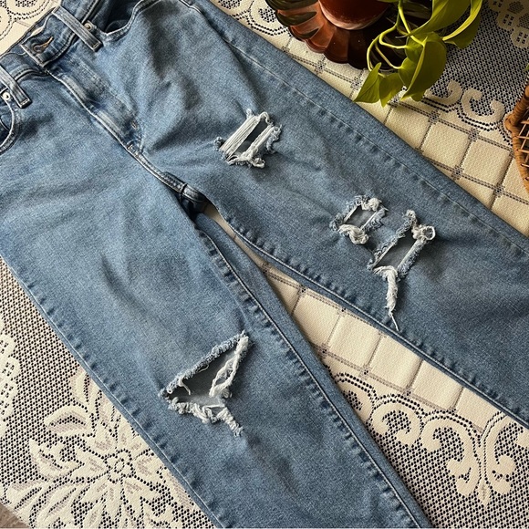 Levi's distressed high waisted mom jeans size 27/29L - Picture 2 of 8